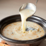 基本の一番だしに、無調整豆乳、すりごま、ねりごまを加えて作る特製「ごま豆乳出汁」