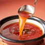 基本の一番だしに、トマトジュースと特製つゆで味をつけ、オリーブオイルを加えてより濃厚に仕上げます